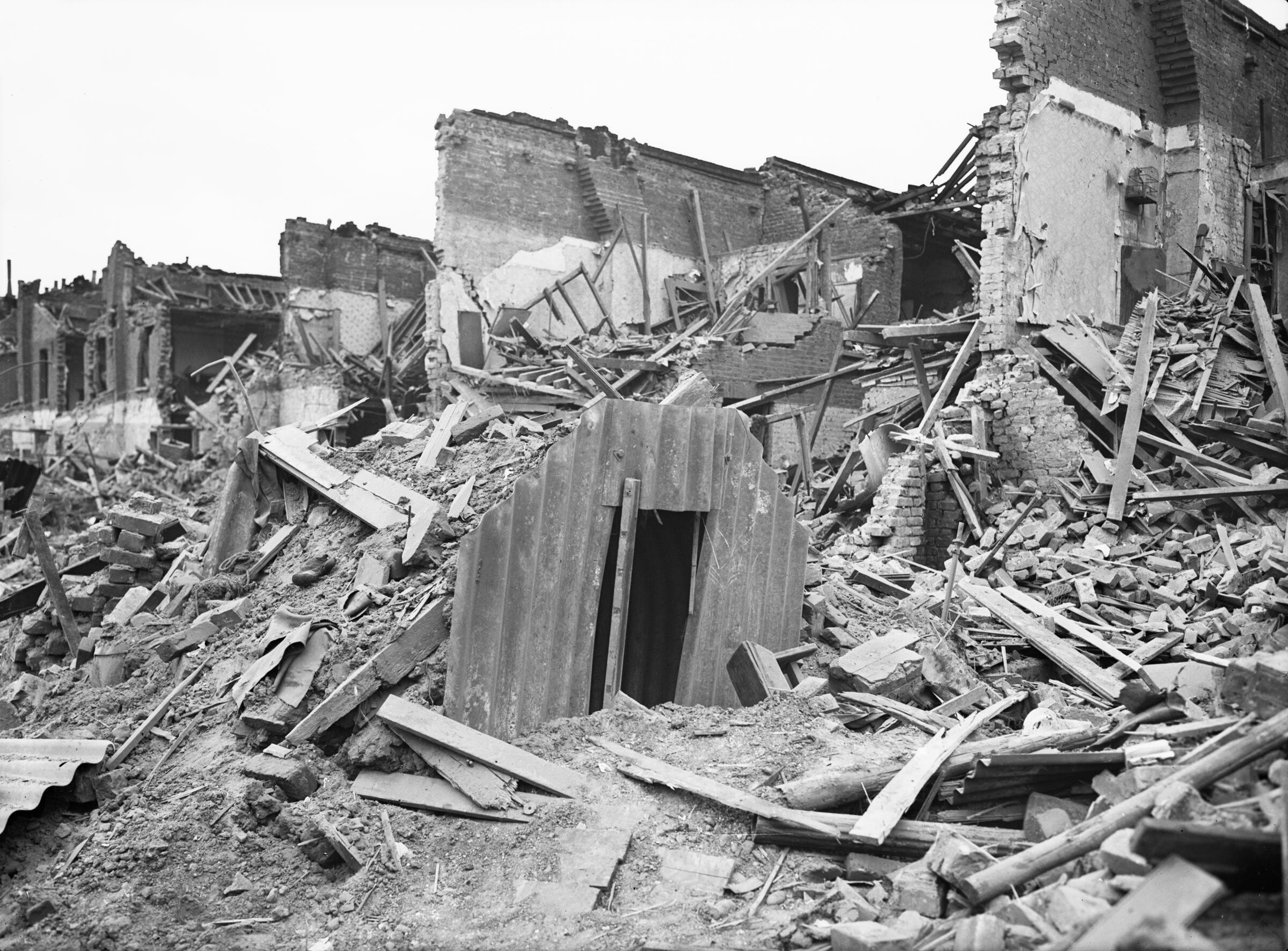 andersonshelters_An_Anderson_shelter_remains_intact_amidst_destruction_in_Latham_Street_Poplar_London_during_1941